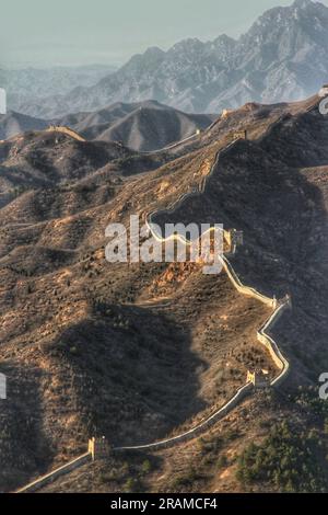 Découvrez les vues à couper le souffle de l'intérieur et du sommet de la majestueuse Grande Muraille de Chine, baignée de soleil doré. Un voyage à travers l'ancien splendo Banque D'Images