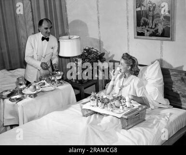 New York, New York: 9 septembre 1943 Une jeune femme bénéficie du luxe du service en chambre à l'hôtel Pierre sur 5th Avenue à Manhattan. Banque D'Images