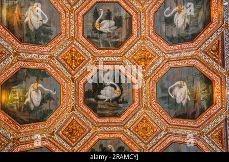 Le Swan Hall ou le Grand Hall avec des panneaux de plafond décorés peints avec des cygnes couronnés au Palais national de Sintra, au Portugal. Les palais architecturaux et de conte de fées Romanticistes attirent des touristes du monde entier. Banque D'Images