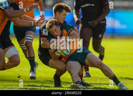 Cape Town, AFRIQUE DU SUD - Mardi 04 juillet 2023, Charlie Bracken, d'Angleterre, s'attaque à Jack Bowen, d'Australie, lors du championnat du monde de rugby U20 entre l'Australie et l'Angleterre, au stade Athlone du Cap, en Afrique du Sud. Banque D'Images