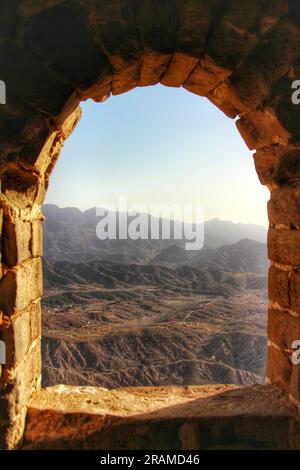 Découvrez les vues à couper le souffle de l'intérieur et du sommet de la majestueuse Grande Muraille de Chine, baignée de soleil doré. Un voyage à travers l'ancien splendo Banque D'Images