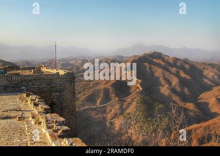 Découvrez les vues à couper le souffle de l'intérieur et du sommet de la majestueuse Grande Muraille de Chine, baignée de soleil doré. Un voyage à travers l'ancien splendo Banque D'Images