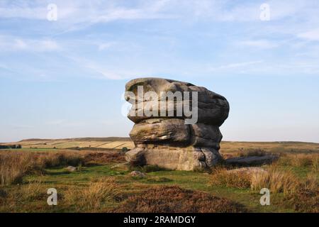 Eagle Rock sur Baslow Edge dans le Peak District, Derbyshire Angleterre Royaume-Uni, paysage des Moorland, parc national britannique Banque D'Images