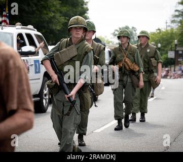 Marietta, Géorgie, États-Unis. 4th juillet 2023. Les réacteurs de la guerre du Vietnam sont à la tête des vétérans de la guerre du Vietnam dans la parade de l'indépendance de Marietta. (Credit image: © Robin Rayne/ZUMA Press Wire) USAGE ÉDITORIAL SEULEMENT! Non destiné À un usage commercial ! Banque D'Images