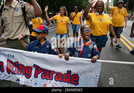 Marietta, Géorgie, États-Unis. 4th juillet 2023. Les scouts et les parents du Pack 144 sont en tête du défilé de 4 juillet à Marietta. (Credit image: © Robin Rayne/ZUMA Press Wire) USAGE ÉDITORIAL SEULEMENT! Non destiné À un usage commercial ! Banque D'Images