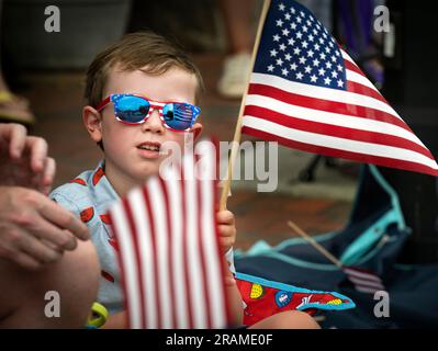 Marietta, Géorgie, États-Unis. 4th juillet 2023. Emmett Brennan, 6 ans, sports des nuances patriotiques au Marietta's Independence Day Parade mardi. (Credit image: © Robin Rayne/ZUMA Press Wire) USAGE ÉDITORIAL SEULEMENT! Non destiné À un usage commercial ! Banque D'Images