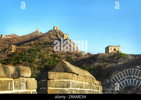 Découvrez les vues à couper le souffle de l'intérieur et du sommet de la majestueuse Grande Muraille de Chine, baignée de soleil doré. Un voyage à travers l'ancien splendo Banque D'Images