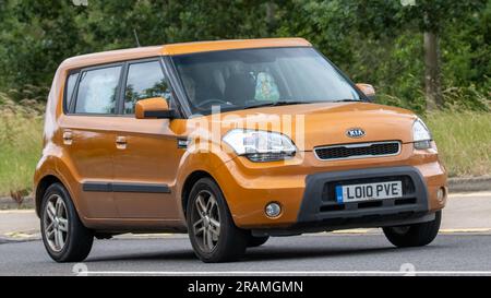 Milton Keynes, Royaume-Uni - 2 juillet 2023. 2010 orange voiture SOUL KIA voyageant sur une route de campagne anglaise Banque D'Images