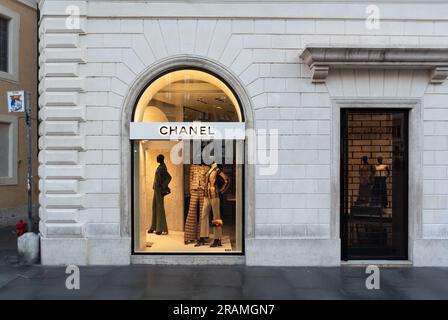 Rome, Latium, Italie, Une vitrine de Chanel dans le quartier spagna de Rome. Banque D'Images