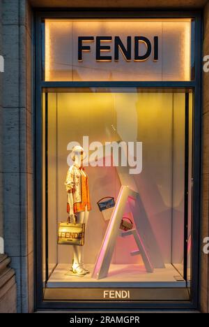 Rome, Lazio, Italie, 4th de juillet 2023, Une vitrine de Fendi dans le quartier d'spagna à Rome. Banque D'Images