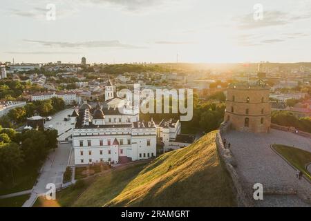 Vue aérienne de la tour Gediminas, la partie restante du château supérieur de Vilnius. Paysage de coucher de soleil de la vieille ville de Vilnius inscrite à l'UNESCO, le cœur Banque D'Images