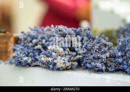 Bouquet de fleurs de lavande séchées dans panier en osier à la maison Banque D'Images