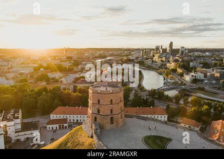 Vue aérienne de la tour Gediminas, la partie restante du château supérieur de Vilnius. Paysage de coucher de soleil de la vieille ville de Vilnius inscrite à l'UNESCO, le cœur Banque D'Images