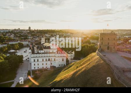 Vue aérienne de la tour Gediminas, la partie restante du château supérieur de Vilnius. Paysage de coucher de soleil de la vieille ville de Vilnius inscrite à l'UNESCO, le cœur Banque D'Images