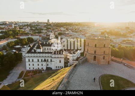 Vue aérienne de la tour Gediminas, la partie restante du château supérieur de Vilnius. Paysage de coucher de soleil de la vieille ville de Vilnius inscrite à l'UNESCO, le cœur Banque D'Images