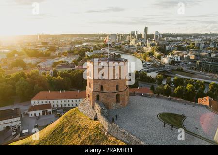 Vue aérienne de la tour Gediminas, la partie restante du château supérieur de Vilnius. Paysage de coucher de soleil de la vieille ville de Vilnius inscrite à l'UNESCO, le cœur Banque D'Images