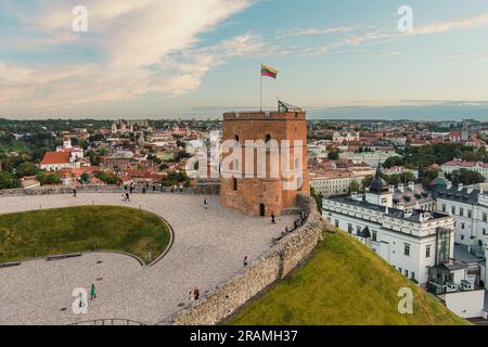 Vue aérienne de la tour Gediminas, la partie restante du château supérieur de Vilnius. Paysage de coucher de soleil de la vieille ville de Vilnius inscrite à l'UNESCO, le cœur Banque D'Images