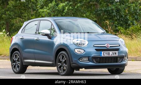 Milton Keynes, Royaume-Uni - 2 juillet 2023. 2018 voiture bleue FIAT 500 circulant sur une route de campagne anglaise Banque D'Images