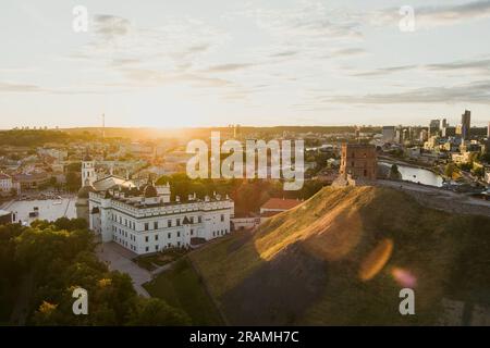 Vue aérienne de la tour Gediminas, la partie restante du château supérieur de Vilnius. Paysage de coucher de soleil de la vieille ville de Vilnius inscrite à l'UNESCO, le cœur Banque D'Images