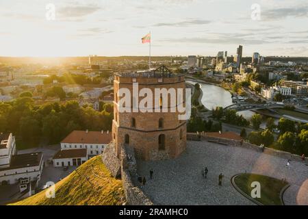 Vue aérienne de la tour Gediminas, la partie restante du château supérieur de Vilnius. Paysage de coucher de soleil de la vieille ville de Vilnius inscrite à l'UNESCO, le cœur Banque D'Images