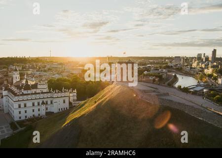 Vue aérienne de la tour Gediminas, la partie restante du château supérieur de Vilnius. Paysage de coucher de soleil de la vieille ville de Vilnius inscrite à l'UNESCO, le cœur Banque D'Images