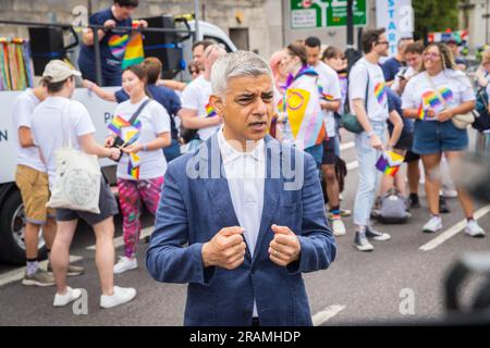 Sadiq Khan, maire de Londres, en entrevue avant le début du défilé Pride in London Banque D'Images