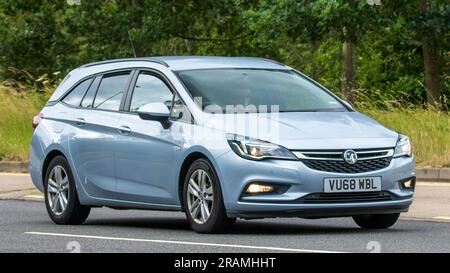 Milton Keynes, Royaume-Uni - 2 juillet 2023. 2018 VAUXHALL ASTRA break voyageant sur une route de campagne anglaise Banque D'Images