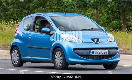 Milton Keynes, Royaume-Uni - 2 juillet 2023. 2006 voiture bleue PEUGEOT 107 voyageant sur une route de campagne anglaise Banque D'Images