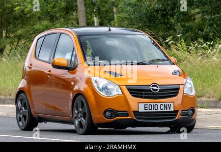 Milton Keynes, Royaume-Uni - 2 juillet 2023. 2010 VAUXHALL AGILA voiture voyageant sur une route de campagne anglaise Banque D'Images