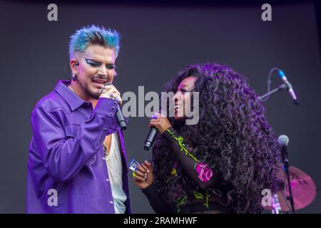 Adam Lambert et Beverley Knight sur la scène principale de Pride à Londres, Trafalgar Square Banque D'Images