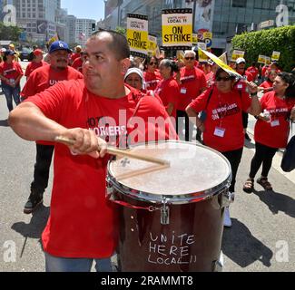 Los Angeles, États-Unis. 04th juillet 2023. Les travailleurs de l'hôtellerie dans des dizaines d'hôtels du sud de la Californie passent leur quatrième juillet sur des lignes de piquetage alors qu'ils restent en grève, en poussant à des salaires plus élevés et à de meilleures prestations de santé et de retraite. Les travailleurs exigent des salaires plus élevés, y compris une augmentation immédiate de 5 $ l'heure pour lutter contre la flambée des coûts du logement, ainsi que des soins de santé abordables pour les familles, une pension et une « charge de travail juste et humaine », a déclaré le syndicat dans une déclaration. Photo de Jim Ruymen/UPI crédit: UPI/Alay Live News Banque D'Images