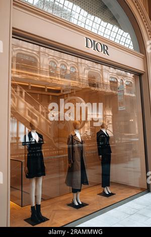 Logo Dior et mannequins dans une vitrine habillés dans une élégante collection automne hiver à la mode. Dior est une maison de couture fondée à Paris speciali Banque D'Images