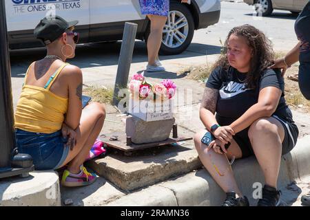 Fort Worth, États-Unis. 4th juillet 2023. Les gens pleurent les victimes près du site d'une fusillade à fort Worth, au Texas, aux États-Unis, sur 4 juillet 2023. Au moins trois personnes ont été tuées et huit autres blessées lors d'une fusillade, lundi, juste avant minuit, dans le centre-ville de fort Worth, ont déclaré les autorités mardi. Crédit : Dan Tian/Xinhua/Alay Live News Banque D'Images