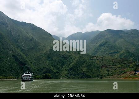 Un bateau de croisière parcourt le fleuve Daning à travers les gorges de Dragon Gate des trois dernières gorges près de Wushan, en Chine. Banque D'Images