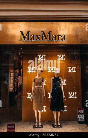Mannequins MAX MARA dans une vitrine habillés dans une élégante collection printemps été à la mode. Robes brunes et noires Banque D'Images