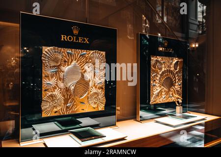 Publicité de montres Rolex dans la fenêtre d'un magasin de montres dans la gomme célèbre centre commercial. Rolex est une marque mondiale de montres de luxe s'appuyant sur 4 000 watc Banque D'Images