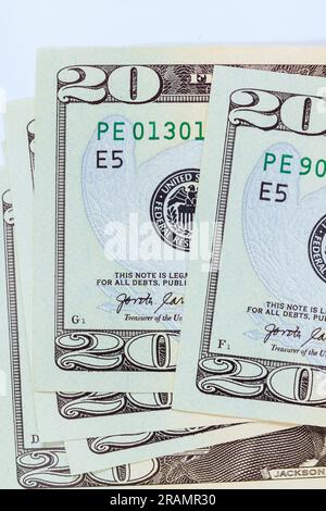 Présente un billet de vingt dollars sur la face avant, avec des billets de banque des États-Unis d'Amérique avec son design distinctif. Banque D'Images