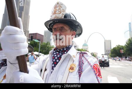 St. Louis, États-Unis. 04th juillet 2023. St. Louis Fire Department Honor membre de la garde Ron Schroeder porte une ascot rouge, blanche et bleue pendant que le groupe marche dans le défilé d'anniversaire de l'Amérique de 140th à St. Louis, mardi, 4 juillet 2023. Photo par Bill Greenblatt/UPI crédit: UPI/Alay Live News Banque D'Images