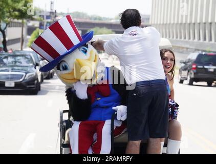 St. Louis, États-Unis. 04th juillet 2023. Archiald, le Bald Eagle et la mascotte de la cérémonie d'anniversaire de l'Amérique de 140th, partage une voiturette de golf avec d'autres lorsqu'il est pris au début de la parade de l'indépendance à St. Louis, mardi, 4 juillet 2023. Photo par Bill Greenblatt/UPI crédit: UPI/Alay Live News Banque D'Images
