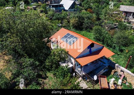 Panneaux solaires installés sur le toit de la maison, vue aérienne. Banque D'Images