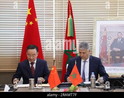 Rabat, Maroc. 4th juillet 2023. Tang Renjian (L), ministre chinois de l'agriculture et des affaires rurales, et Mohamed Sadiki, ministre marocain de l'agriculture, de la pêche maritime, du développement rural, de l'eau et des forêts, signent un mémorandum d'accord à Rabat (Maroc) sur le 4 juillet 2023. La Chine et le Maroc ont signé ici, mardi, un mémorandum d'accord visant à renforcer la coopération agricole bilatérale. Credit: Huo Jing/Xinhua/Alay Live News Banque D'Images