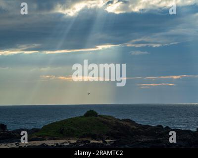 La lumière du soleil céleste brille vers l'océan depuis les nuages Banque D'Images