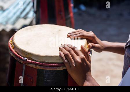 Mains d'un musicien debout immobile sur un atabaque brésilien. Acupe, Santo Amaro, Bahia. Banque D'Images