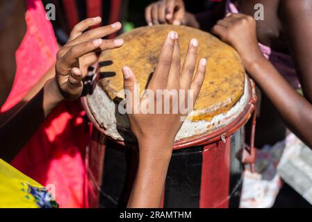 L'atabaque brésilien est joué par les mains d'un musicien. Sensation de puissance et de vitesse. Rythme constant. Acupe, Santo Amaro, Bahia. Banque D'Images