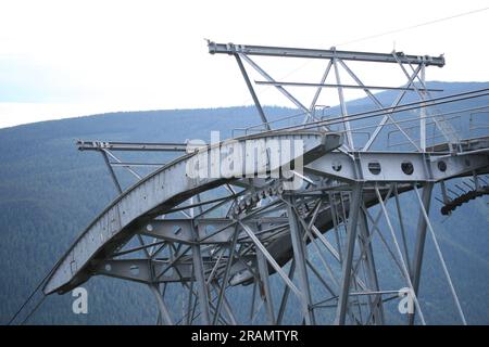 Sommet de la tour de gondole sur Grouse Mountain avec vue sur les montagnes environnantes à Vancouver BC. Banque D'Images