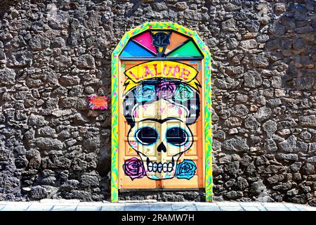 Lanzarote Îles Canaries Arrecife ville artistiquement colorée porte peinte et murs en pierre rugueuse du restaurant la Lupe dans le centre-ville Banque D'Images