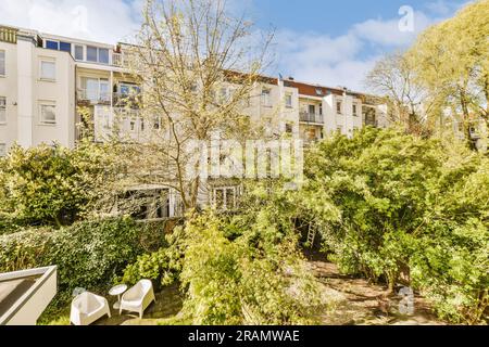 un complexe d'appartements avec des arbres et des buissons à l'avant - image viatafo com autifxo Banque D'Images