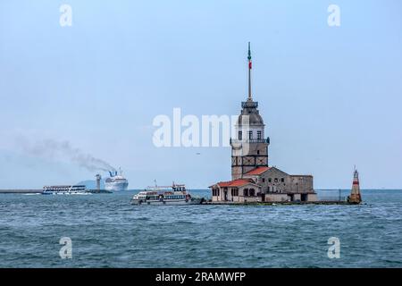 Un ferry pour passagers a accosté à l'îlot Maiden Tower qui se trouve sur le détroit du Bosphore à Istanbul à Turkiye. Banque D'Images