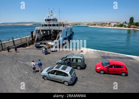 Les véhicules se préparent à monter à bord d'un ferry de transport pour traverser les Dardanelles du port de Gelibolu à Canakkale à Turkiye. Banque D'Images