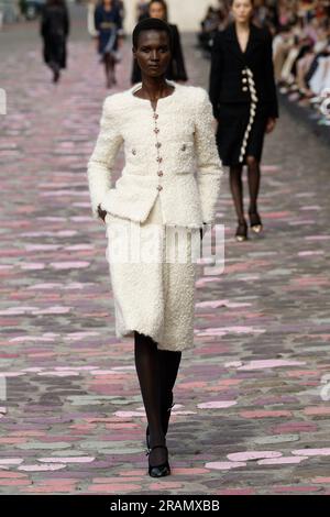 Paris, Frankreich. 04th juillet 2023. CHANEL haute Couture piste automne-hiver 2023 pendant la semaine de la haute Couture du 2023 juillet - Paris; France 04/07/2023 crédit: dpa/Alay Live News Banque D'Images